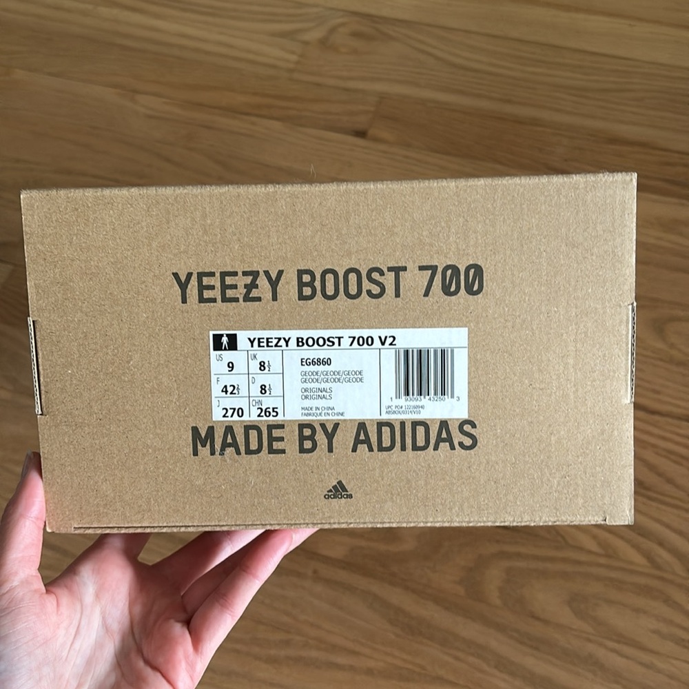 Yeezy 700 Boost Wave Runner B75571 YZY Kanye Sneaker Solid Grey/Chalk White/Core - Picture 3 of 11